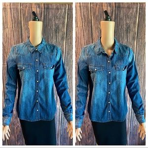Forever 21 size medium blue denim snap button down top blouse shirt